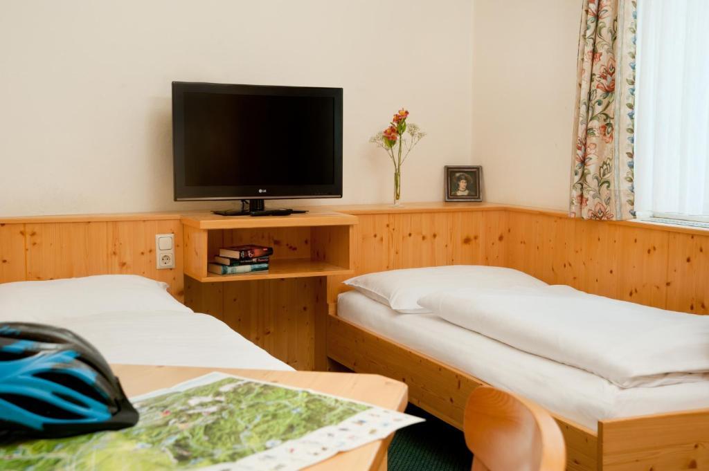 Hubertushof Fromwald Hotel Und Gasthof Bad Fischau Eksteriør billede