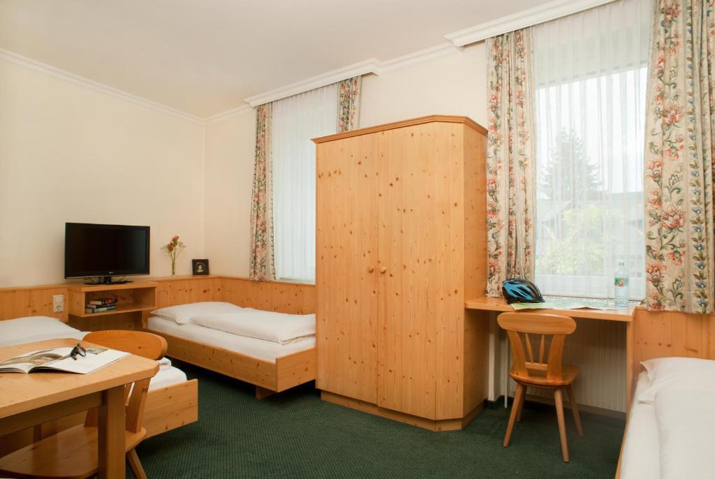 Hubertushof Fromwald Hotel Und Gasthof Bad Fischau Eksteriør billede